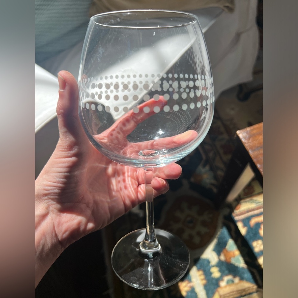 Set of 3 globe style red wine glasses with etched patterns - Picture 3 of 4